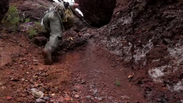 Ένας Άντρας Σκαρφαλώνει Σέρνεται Ένα Επικίνδυνο Βουνό Ένας Άντρας Ψάχνει — Αρχείο Βίντεο