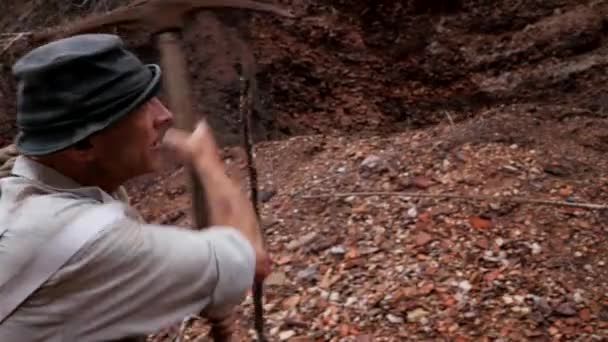 사람은 올라가 위험한 기어갑니다 사람은 산에서 있습니다 사냥꾼 동굴을 사냥꾼 — 비디오
