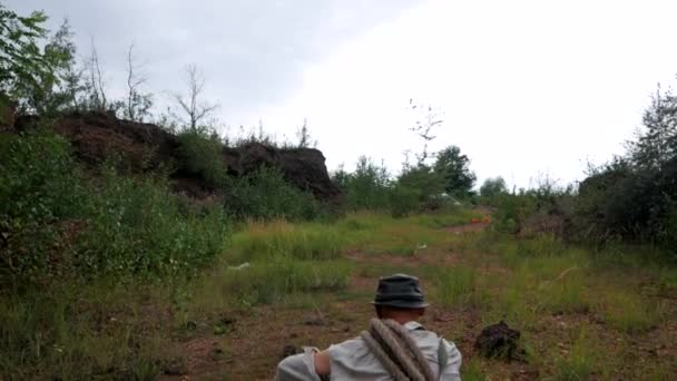 Een Man Zoekt Goud Bergen Schatzoeker Loopt Door Bergen Grotten — Stockvideo