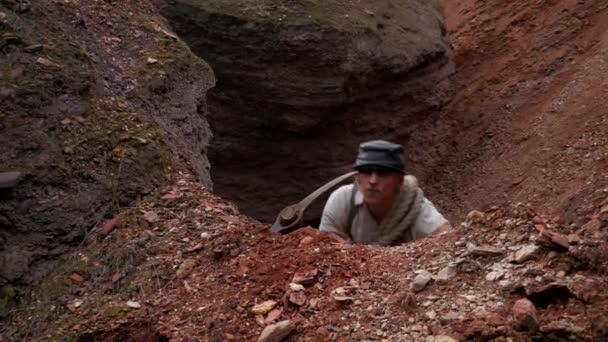 Bir Adam Tırmanıyor Tehlikeli Bir Dağa Tırmanıyor Bir Adam Dağlarda — Stok video