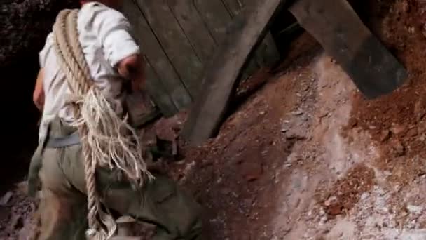 Bir Hazine Avcısı Içinde Hazineler Olan Gizemli Bir Mağara Buldu — Stok video