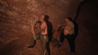 Elmas avcıları mücevher hazineleri aramak için toprağı kazarlar. Yeraltında altın madeni var. Servet avcısı hazineyi buldu. Cüce, goblin hazinesiyle seviniyor. Bir grup insan karanlık bir mağaradaki parlayan ateşin etrafında toplandı.. 