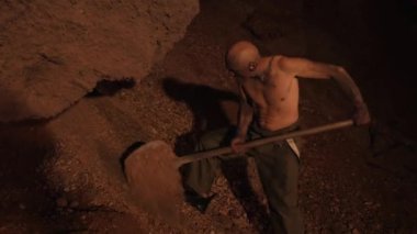Elmas avcıları mücevher hazineleri aramak için toprağı kazarlar. Yeraltında altın madeni var. Servet avcısı hazineyi buldu. Cüce, goblin hazinesiyle seviniyor. Bir grup insan karanlık bir mağaradaki parlayan ateşin etrafında toplandı.. 