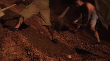 Elmas avcıları mücevher hazineleri aramak için toprağı kazarlar. Yeraltında altın madeni var. Servet avcısı hazineyi buldu. Cüce, goblin hazinesiyle seviniyor. Bir grup insan karanlık bir mağaradaki parlayan ateşin etrafında toplandı.. 