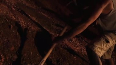 Elmas avcıları mücevher hazineleri aramak için toprağı kazarlar. Yeraltında altın madeni var. Servet avcısı hazineyi buldu. Cüce, goblin hazinesiyle seviniyor. Bir grup insan karanlık bir mağaradaki parlayan ateşin etrafında toplandı.. 