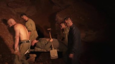 Elmas avcıları mücevher hazineleri aramak için toprağı kazarlar. Yeraltında altın madeni var. Servet avcısı hazineyi buldu. Cüce, goblin hazinesiyle seviniyor. Bir grup insan karanlık bir mağaradaki parlayan ateşin etrafında toplandı.. 