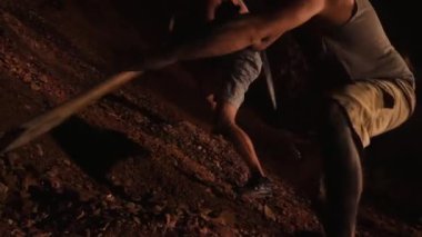 Elmas avcıları mücevher hazineleri aramak için toprağı kazarlar. Yeraltında altın madeni var. Servet avcısı hazineyi buldu. Cüce, goblin hazinesiyle seviniyor. Bir grup insan karanlık bir mağaradaki parlayan ateşin etrafında toplandı.. 