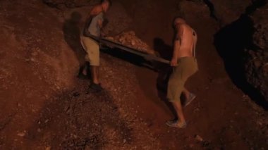 Elmas avcıları mücevher hazineleri aramak için toprağı kazarlar. Yeraltında altın madeni var. Servet avcısı hazineyi buldu. Cüce, goblin hazinesiyle seviniyor. Bir grup insan karanlık bir mağaradaki parlayan ateşin etrafında toplandı.. 