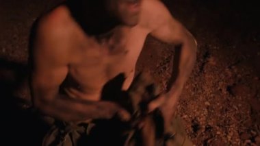 Bir adam gece elmas bir hazine buldu. Servet avcısı hazineyi buldu. Çocuk bir mağarada altın buldu. Cüce, goblin hazinesiyle seviniyor. Karanlıkta parlayan bir elmas.