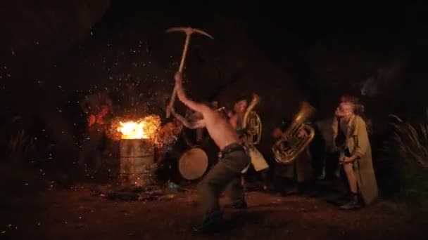 侏儒和寻宝者的祭祀舞蹈 有趣的音乐家们晚上在山洞里演奏 疯狂的人 妖精玩乐器 站在山洞内闪烁的火堆边的个人简况 — 图库视频影像