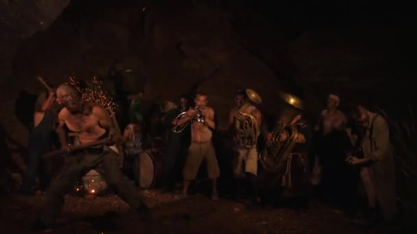 Ритуальні Танці Від Гномів Мисливців Скарбами Веселі Музиканти Грають Під — стокове відео