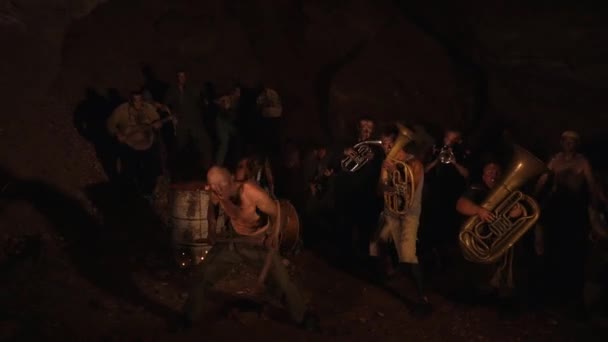 Bailes Rituales Enanos Cazadores Tesoros Músicos Divertidos Tocan Bajo Tierra — Vídeos de Stock