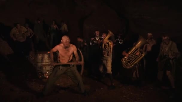 Rituele Dansen Van Dwergen Schatzoekers Grappige Muzikanten Spelen Nachts Ondergronds — Stockvideo