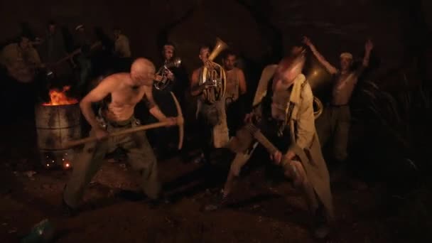Bailes Rituales Enanos Cazadores Tesoros Músicos Divertidos Tocan Bajo Tierra — Vídeos de Stock