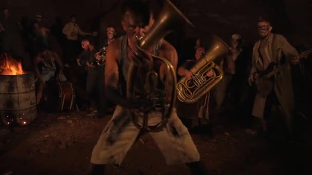 Cücelerden Hazine Avcılarından Ayin Dansları Komik Müzisyenler Geceleri Yeraltında Bir — Stok video