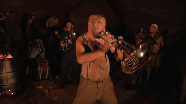 Bailes Rituales Enanos Cazadores Tesoros Músicos Divertidos Tocan Bajo Tierra — Vídeo de stock