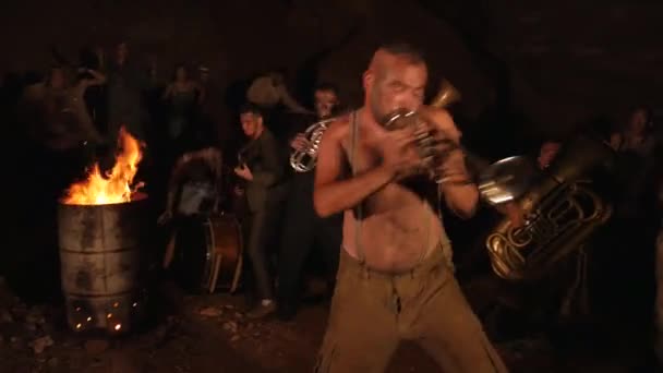 Rituele Dansen Van Dwergen Schatzoekers Grappige Muzikanten Spelen Nachts Ondergronds — Stockvideo