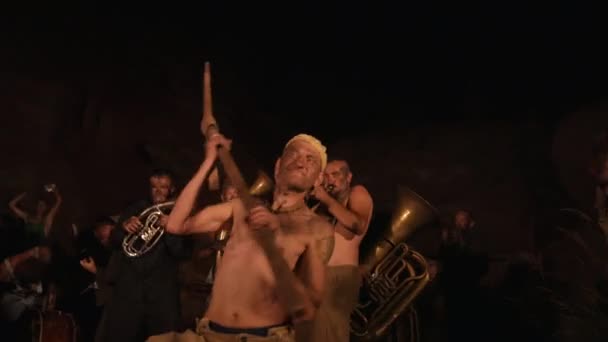 Bailes Rituales Enanos Cazadores Tesoros Músicos Divertidos Tocan Bajo Tierra — Vídeo de stock