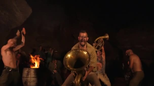 난쟁이와 사냥꾼의 음악가들은 동굴에서 지하에서 연주합니다 사람들 고블린은 악기를 연주합니다 — 비디오