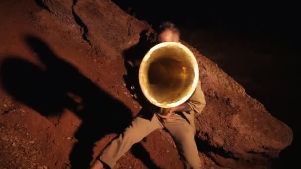 Rytualne Tańce Krasnoludków Poszukiwaczy Skarbów Zabawni Muzycy Grają Nocą Pod — Wideo stockowe