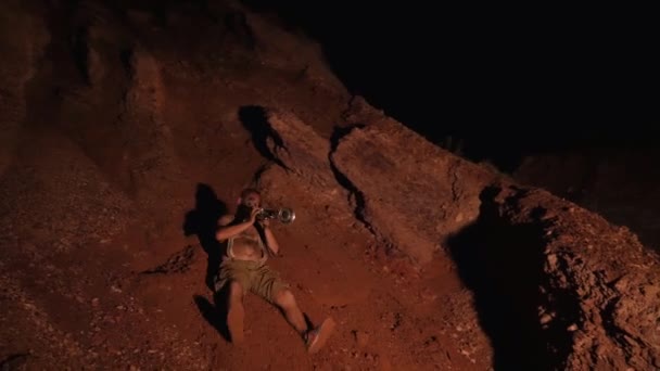 ドワーフや宝のハンターからの儀式ダンス 面白いミュージシャンが夜の洞窟で地下で遊んでいる 狂った人 トロール ゴブリンは楽器を演奏する 洞窟の設定内の明らかな火の近くに立っている個人のシルエット — ストック動画