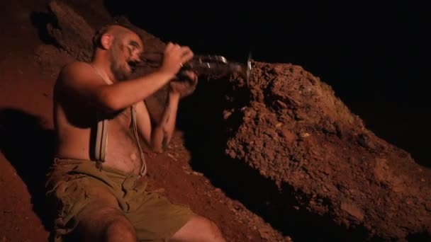 난쟁이와 사냥꾼의 음악가들은 동굴에서 지하에서 연주합니다 사람들 고블린은 악기를 연주합니다 — 비디오