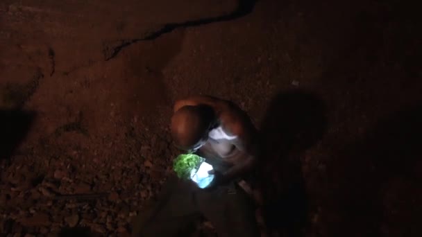남자가 다이아몬드 보물을 발견했습니다 굴착기는 보물을 발견했다 소년은 동굴에서 발견했습니다 — 비디오