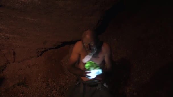 남자가 다이아몬드 보물을 발견했습니다 굴착기는 보물을 발견했다 소년은 동굴에서 발견했습니다 — 비디오