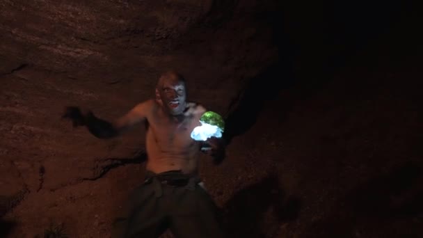 一个人在夜里发现了一个钻石矿 淘金者找到了宝藏 那男孩在山洞里发现了金子 妖精为他的财宝感到高兴 一颗钻石在黑暗中闪闪发光 — 图库视频影像