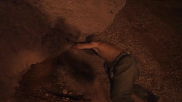 다이아몬드 구직자는 보석의 보물을 검색하여 남자는 지하에서 굴착기는 보물을 발견했다 — 비디오