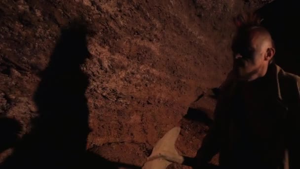 Stíny Zlatokopů Zdech Stíny Lidí Vrhající Stěny Jeskyně Vedle Praskajícího — Stock video