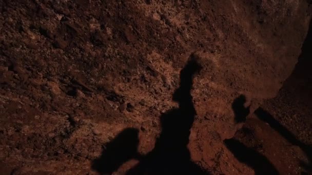Stíny Zlatokopů Zdech Stíny Lidí Vrhající Stěny Jeskyně Vedle Praskajícího — Stock video