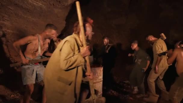 Duvarlarda Altın Arayanların Gölgeleri Çatırdayan Ateşin Yanında Mağara Duvarlarına Düşen — Stok video