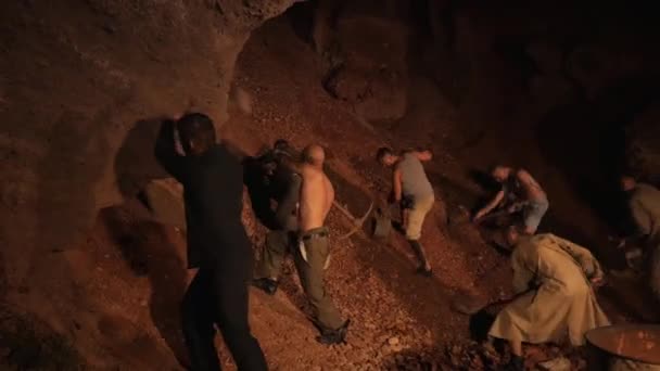 다이아몬드 구직자는 보석의 보물을 검색하여 남자는 지하에서 굴착기는 보물을 발견했다 — 비디오