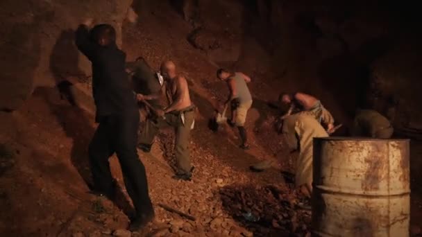 Κυνηγοί Διαμαντιών Σκάβουν Έδαφος Αναζήτηση Θησαυρών Κοσμημάτων Άντρες Εξορύσσουν Χρυσό — Αρχείο Βίντεο