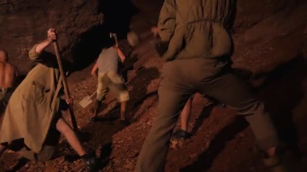 Elmas Avcıları Mücevher Hazineleri Aramak Için Toprağı Kazarlar Yeraltında Altın — Stok video