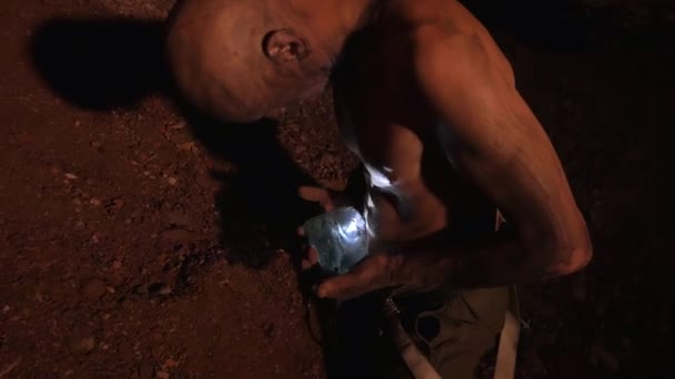 Bir Adam Gece Elmas Bir Hazine Buldu Servet Avcısı Hazineyi — Stok video