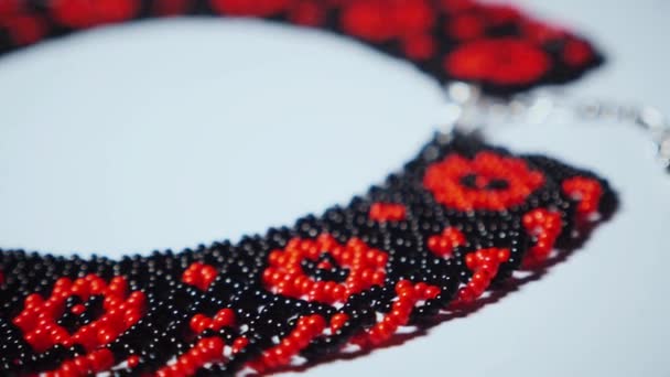 Elegante Collar Rojo Negro Contra Fondo Blanco Accesorio Ucraniano Elegante — Vídeo de stock