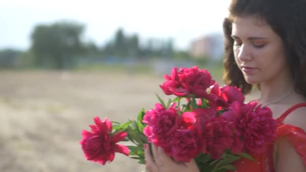 Turuncu Elbiseli Kız Dışarıda Kırmızı Şakayık Buketi Tutuyor Genç Bir — Stok video