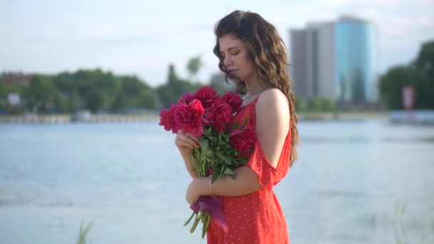 Turuncu Elbiseli Kız Dışarıda Kırmızı Şakayık Buketi Tutuyor Genç Bir — Stok video