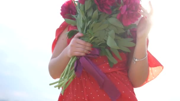 Menina Vestido Laranja Segurando Peônias Vermelhas Buquê Livre Uma Jovem — Vídeo de Stock