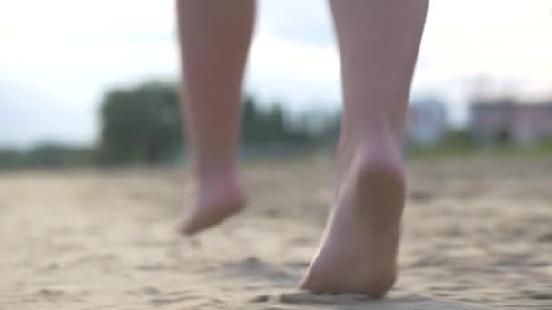 Uma Jovem Modelo Descansa Posa Praia Belo Vestido Vermelho Menina — Vídeo de Stock