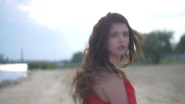 휴식과 해변에 아름다운 드레스 섹시한 소녀는 자신을 여자는 배경에 있습니다 — 비디오