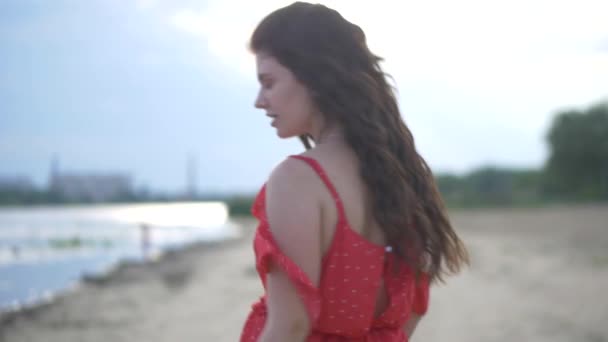 Model Fată Tânără Odihnește Află Plajă Rochie Roșie Frumoasă Fata — Videoclip de stoc