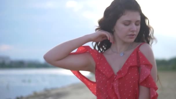 Una Joven Modelo Descansa Posa Playa Hermoso Vestido Rojo Chica — Vídeo de stock