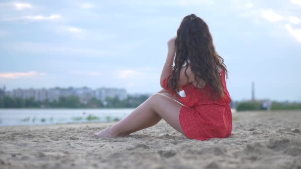 Молодая Девушка Модель Отдыхает Позирует Пляже Красивое Красное Платье Сексуальная — стоковое видео