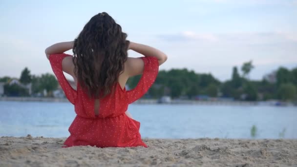 Ung Flickmodell Vilar Och Poserar Stranden Vacker Röd Klänning Sexig — Stockvideo
