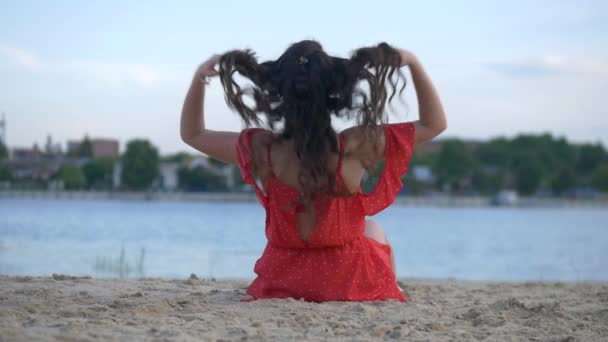 Młoda Modelka Odpoczywa Pozuje Plaży Piękna Czerwona Sukienka Seksowna Dziewczyna — Wideo stockowe