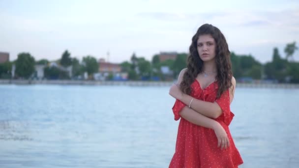 Model Fată Tânără Odihnește Află Plajă Rochie Roșie Frumoasă Fata — Videoclip de stoc