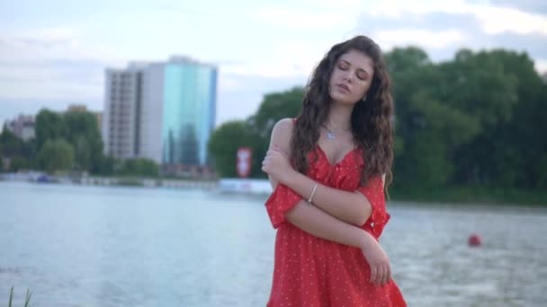 Uma Jovem Modelo Descansa Posa Praia Belo Vestido Vermelho Menina — Vídeo de Stock